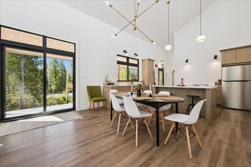 Modern 4-Bedroom Lake Huron AC in Pike Bay (ON)