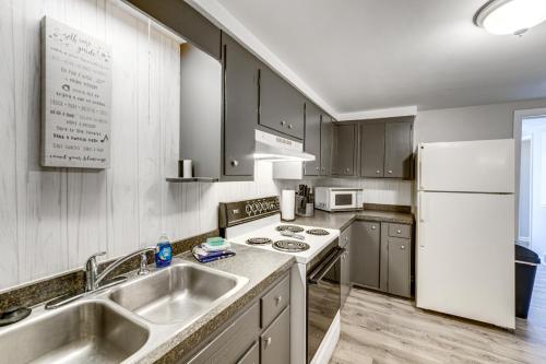Lake Huron Launchpad! Creekfront Condo for Two in Πορτ Χάρον(Μίσιγκαν)
