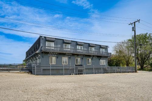 Lake Huron Launchpad! Creekfront Condo for Two in Πορτ Χάρον(Μίσιγκαν)