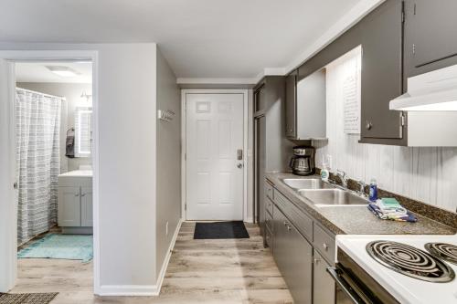 Lake Huron Launchpad! Creekfront Condo for Two in Πορτ Χάρον(Μίσιγκαν)