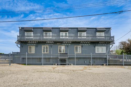 Lake Huron Launchpad! Creekfront Condo for Two in Πορτ Χάρον(Μίσιγκαν)
