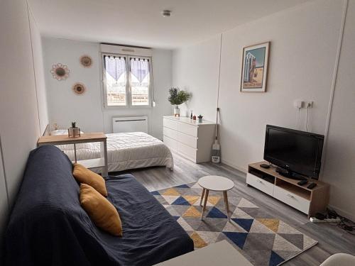 Céline Escale studio near train station and port