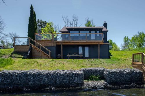 Narrows Nook - Prince Edward County Waterfront ST-2025-0078 in Napanee (ON)