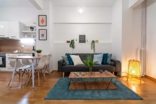 Modern 2BD apt in Athens , 3-min metro 2