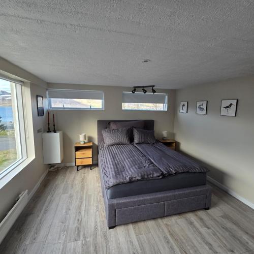 . Cozy Apartment with Fjord View Þingeyri