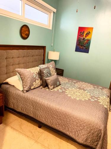 Relaxed Jungle Retreat Near the Beach in אקומל