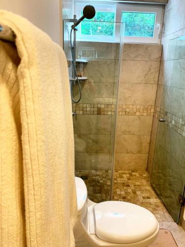 Relaxed Jungle Retreat Near the Beach in אקומל
