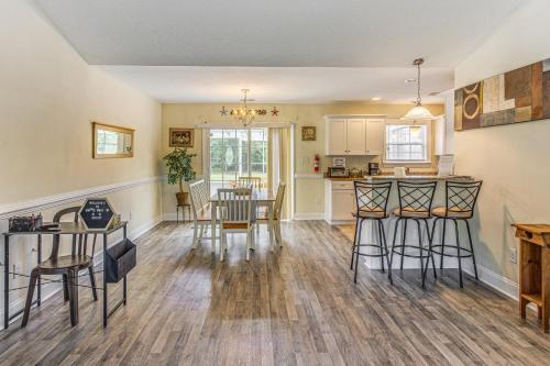 6 Mi to Dtwn Conway! Quiet Family Getaway w/ Patio in Conway (SC)