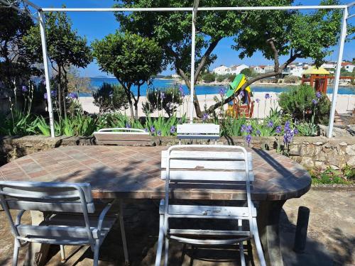 Beachfront Villa Bacic direct Sea Access & private parking – khách sạn tại Rogoznica