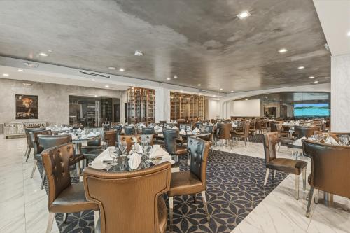 Restaurant, Grand Tuscany Hotel in Houston West