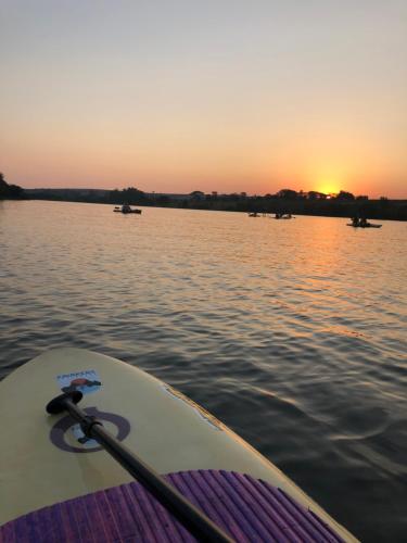 Morada por do sol no lago hidro e piscina in Santa Cruz Da Conceição