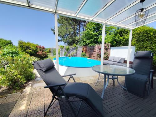 Ferienhaus mit Sommerpool, Terrasse und Glashaus in Jesewitz, Deutschland
