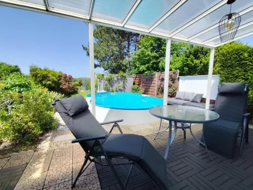Ferienhaus mit Sommerpool, Terrasse und Glashaus in Jesewitz, Deutschland