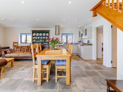 Iekārtas, 3 Bed in Ratlinghope oc-79238 in Wentnor