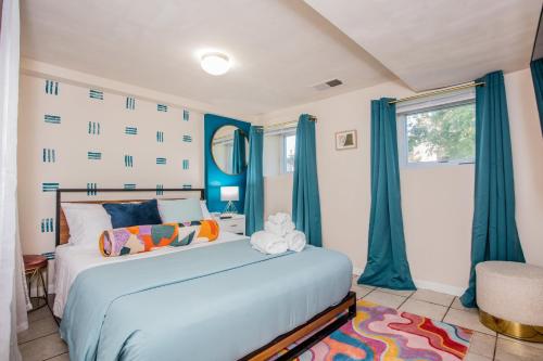 Walk to Train l Near attractions and ORD l Free Parking l Patio in Ravenswood Gardens