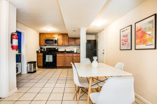Walk to Train l Near attractions and ORD l Free Parking l Patio in Ravenswood Gardens