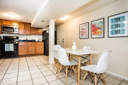 Walk to Train l Near attractions and ORD l Free Parking l Patio in Ravenswood Gardens