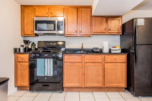 Walk to Train l Near attractions and ORD l Free Parking l Patio in Ravenswood Gardens