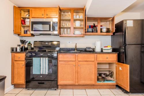 Walk to Train l Near attractions and ORD l Free Parking l Patio in Ravenswood Gardens