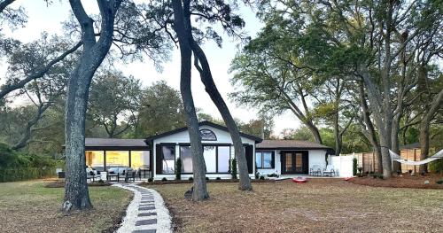 NEW Waterfront Escape - Paddleboards, GYM, Easy Living and Fun-inclusive in Shalimar (FL)