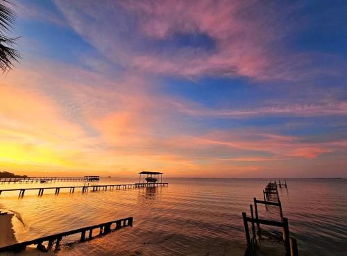 NEW Waterfront Escape - Paddleboards, GYM, Easy Living and Fun-inclusive in Shalimar (FL)