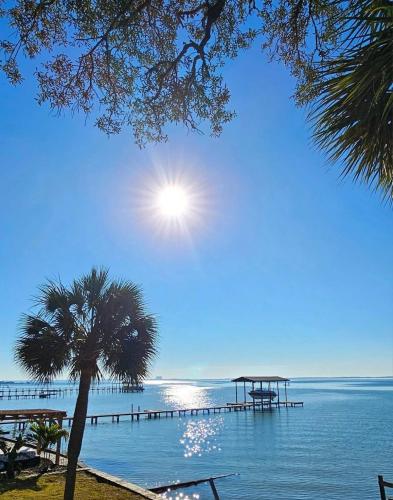 NEW Waterfront Escape - Paddleboards, GYM, Easy Living and Fun-inclusive in Shalimar (FL)