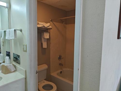 Travelodge by Wyndham Richmond Kentucky - main image