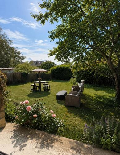 Deux pièces cosy au coeur d'un jardin fleuri (Deux pieces cosy au coeur d'un jardin fleuri) in Bois-d'Arcy (Ile-de-France)