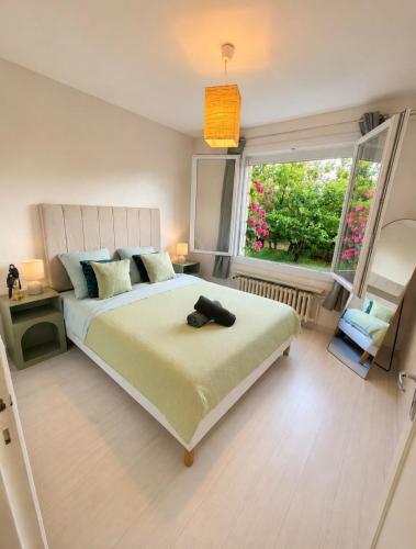 Deux pièces cosy au coeur d'un jardin fleuri (Deux pieces cosy au coeur d'un jardin fleuri) in Bois-d'Arcy (Ile-de-France)