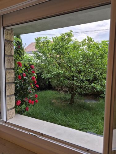 Deux pièces cosy au coeur d'un jardin fleuri (Deux pieces cosy au coeur d'un jardin fleuri) in Bois-d'Arcy (Ile-de-France)