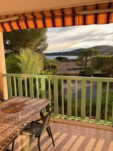 Studio climatisé avec une vue mer panoramique sur la baie d'Agay