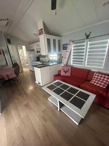 Hangout at Sherkston Shores Resort by Lake Erie Beaches in Kristalbīča (ON)