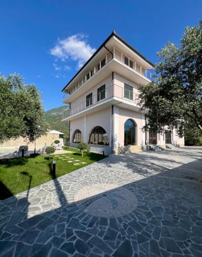 Фасада на хотела, Villa Gjoni in Sakes
