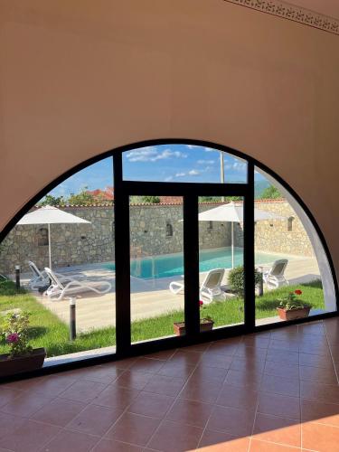 Градина, Villa Gjoni in Sakes