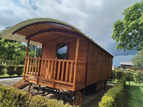 Roulotte atypique calme au milieu de la verdure in Chazey-sur-Ain