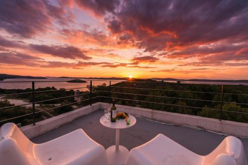 Uitzicht, Villa Gordan with Private Pool - Happy Rentals in Dragove