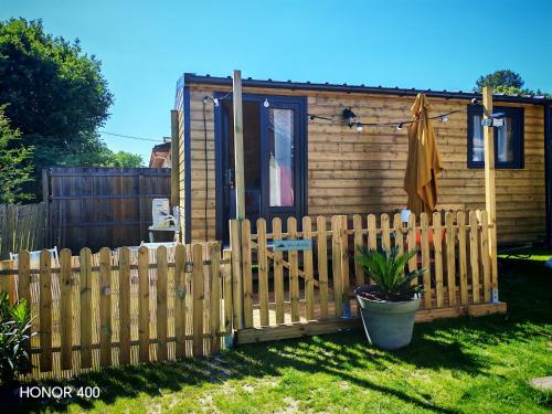 Tiny house climatisée en bord de bassin