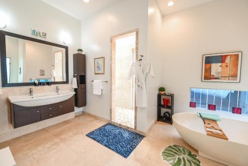 Shower, Executive Balinese Vacation Home in Hawaii Kai in Hawaii Kai