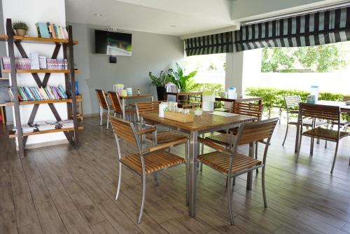 Restaurant, In Clover Apartment Bangsaen in Chonburi