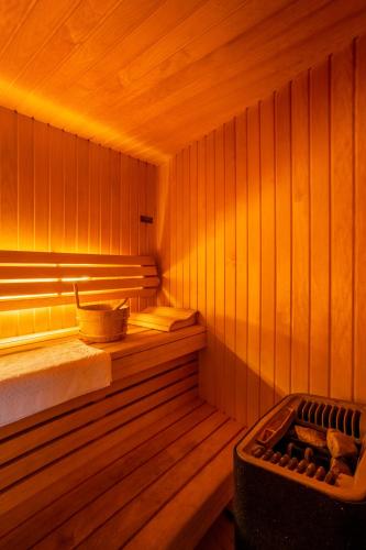 Sacré-Coeur Modern 4BD with sauna for 10 guests! - image 4