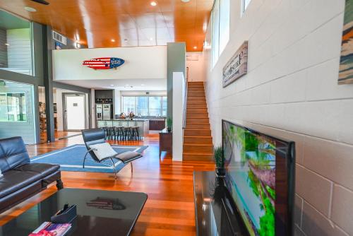 Shared lounge/TV area, Executive Balinese Vacation Home in Hawaii Kai in Hawaii Kai