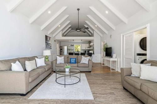 Sprawling Southampton Home: Private Pool, Game Room in Southampton, USA