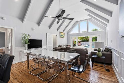 Sprawling Southampton Home: Private Pool - image 12