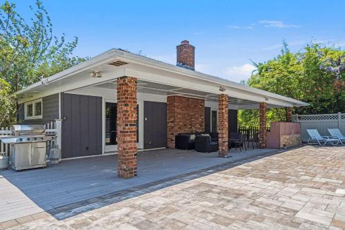 Sprawling Southampton Home: Private Pool, Game Room in Southampton, USA
