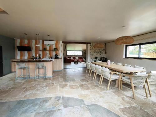 Зовнішній вигляд готелю, Wine Barn With Pool In The Heart Of Layon in Екен