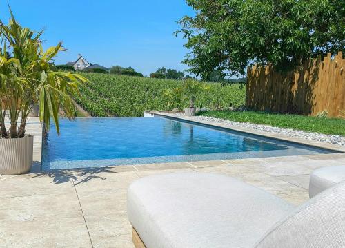 Зовнішній вигляд готелю, Wine Barn With Pool In The Heart Of Layon in Екен