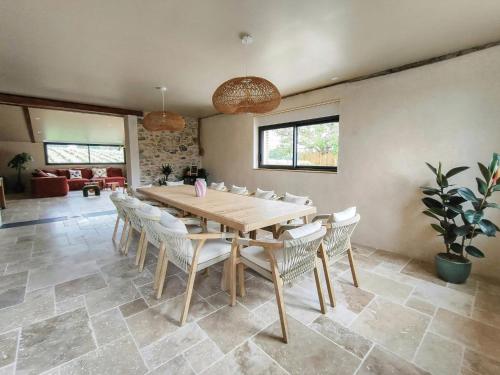 Зовнішній вигляд готелю, Wine Barn With Pool In The Heart Of Layon in Екен