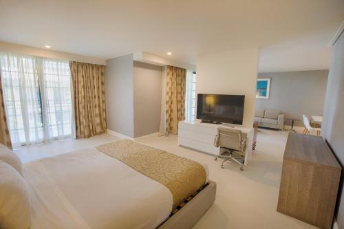 1 queen bed, 1 sofa bed