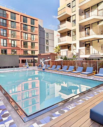 Prime Hollywood 2B2B - Huge Balcony and Living -Steps from Palladium