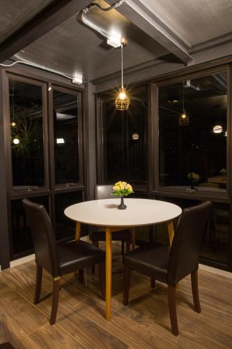 ห้องอาหาร, พงศกร บูทิก รีสอร์ต (Pongsakorn Boutique Resort) near วัดศรีวารีน้อย